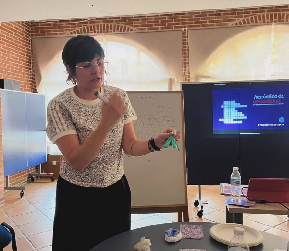 Érica explicando con materiales didácticos en un taller