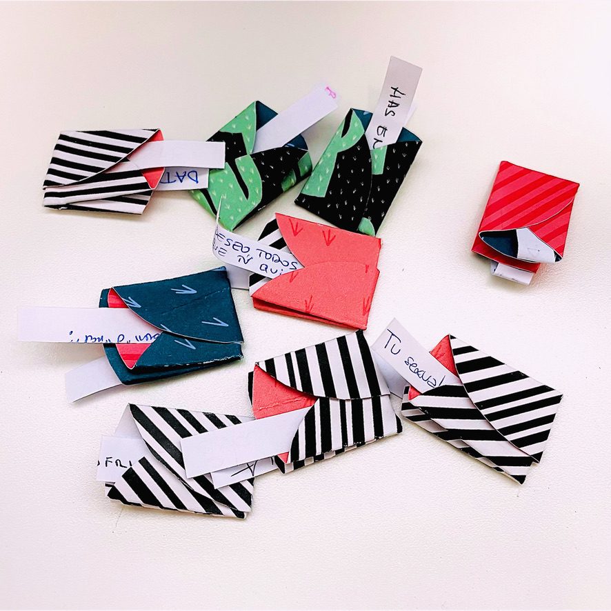 Materiales creativos de colores usados en los talleres