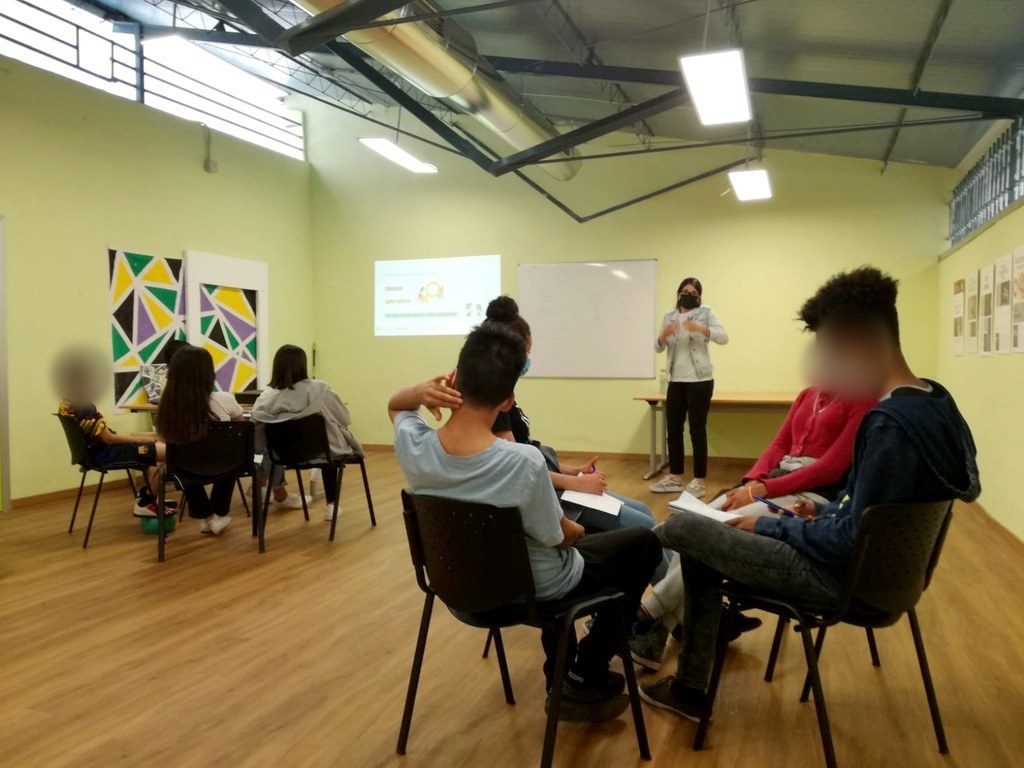 Taller de educación sexual con un grupo de chicas y chicos sentados en círculo