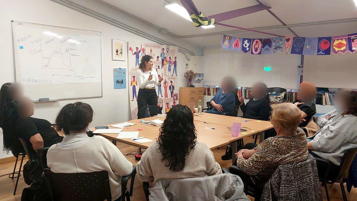 Grupo de mujeres en un taller alrededor de una mesa
