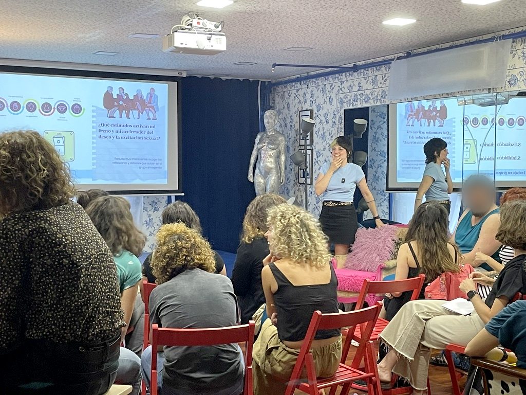 Érica en un taller con un grupo numeroso de personas adultas